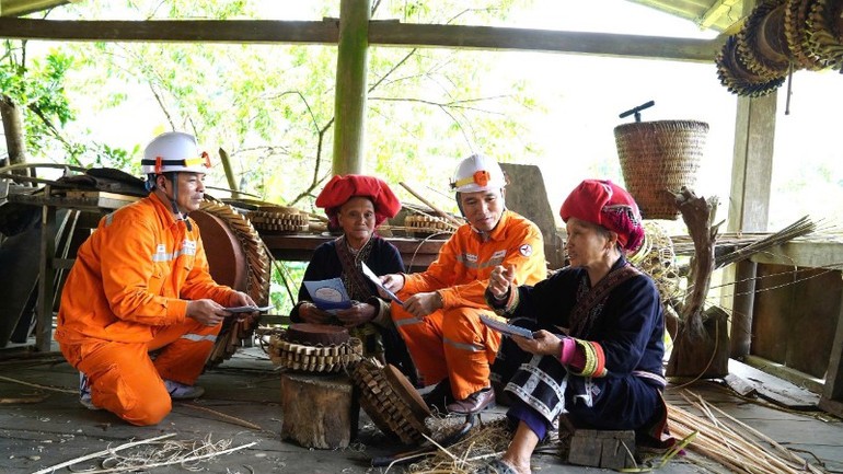 Cán bộ điện lực Lào Cai tuyên truyền cách sử dụng điện tiết kiệm, hiệu quả đến bà con dân tộc thiểu số tại vùng sâu, vùng xa. Cán bộ điện lực Lào Cai tuyên truyền cách sử dụng điện tiết kiệm, hiệu quả đến bà con dân tộc thiểu số tại vùng sâu, vùng xa.