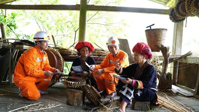 Cán bộ điện lực Lào Cai tuyên truyền cách sử dụng điện tiết kiệm, hiệu quả đến bà con dân tộc thiểu số tại vùng sâu, vùng xa.