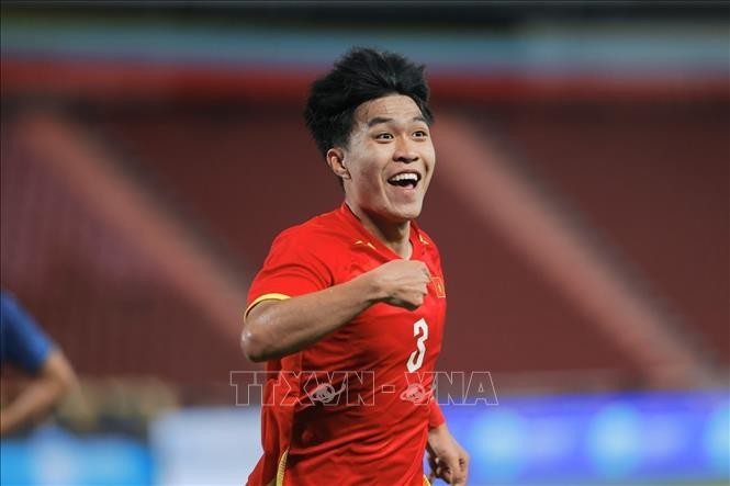 Cầu thủ Lý Đức (số 3, Việt Nam) ăn mừng bàn thắng thứ hai của đội tuyển U22 Việt Nam.
