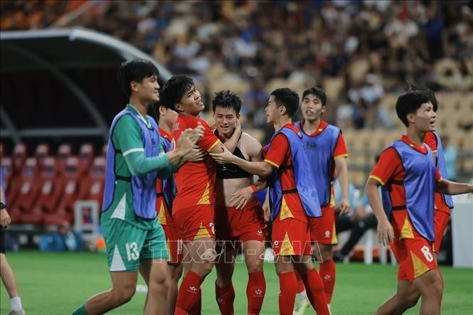 Các cầu thủ U22 Việt Nam ăn mừng bàn thắng thứ ba vào lưới U22 Thái Lan - bàn thắng quyết định tấm HCV tại SEA Games 33.
