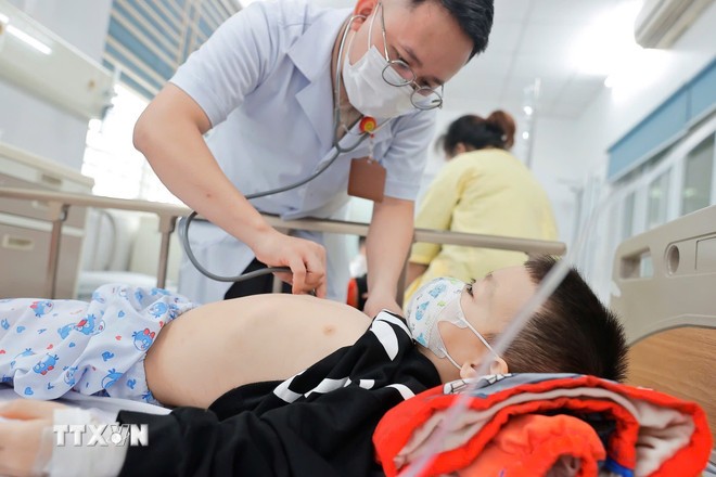 Khám và điều trị cho bệnh nhân mắc cúm A trong tình trạng nặng tại Bệnh viện Bệnh nhiệt đới Trung ương.