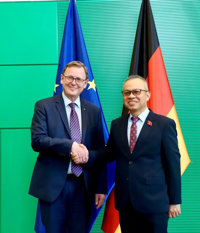 Phó Chủ tịch Quốc hội Liên bang Đức, Bodo Ramelow; Tiến sỹ Malte Kaufmann tiếp Phó Chủ nhiệm Uỷ ban Quốc phòng, An Ninh và Đối ngoại của Quốc hội, Nguyễn Mạnh Tiến.