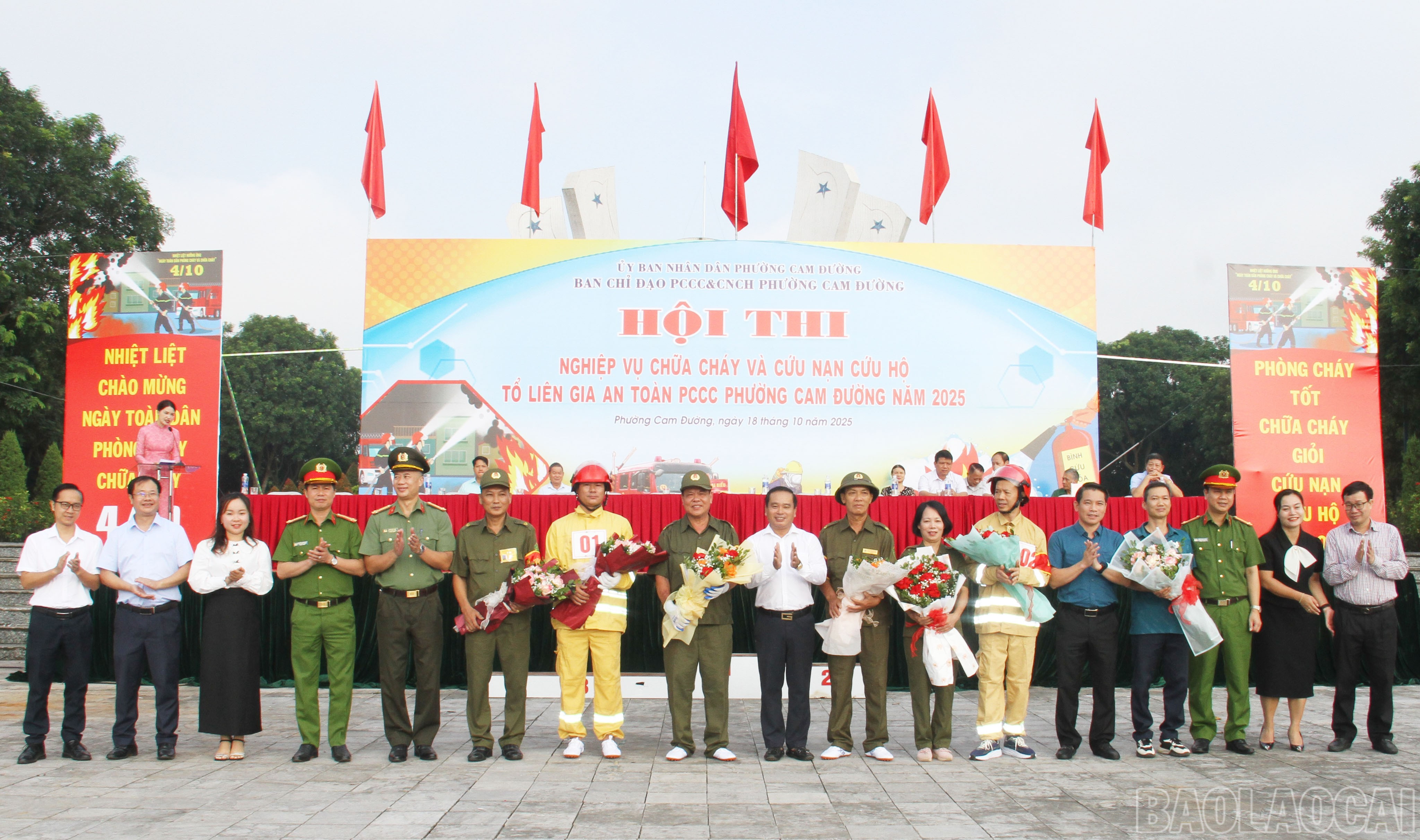Ban Tổ chức tặng hoa chúc mừng các đội thi. Ban Tổ chức tặng hoa chúc mừng các đội thi.