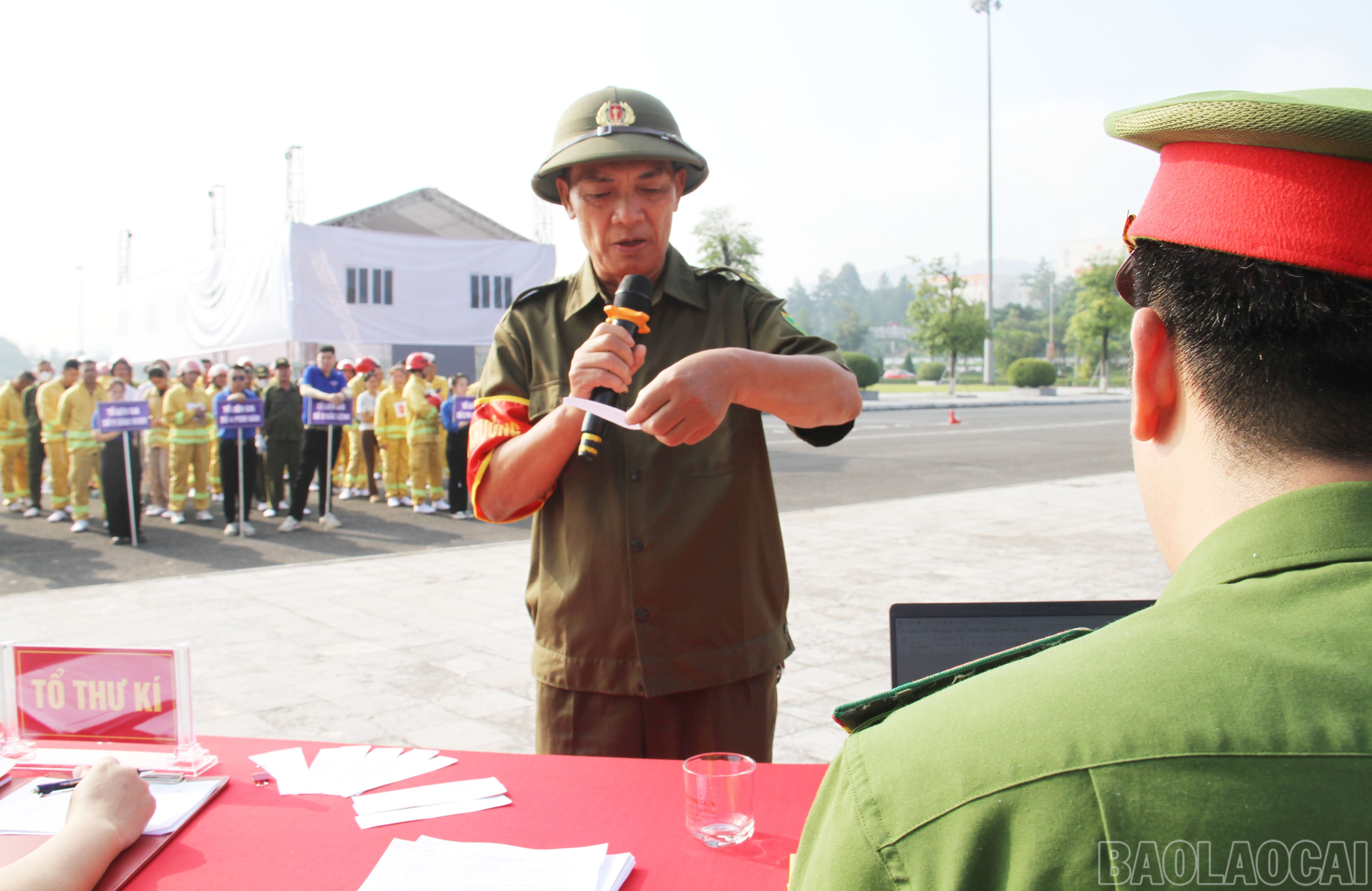 baolaocai-br_thi-sinh-boc-cau-hoi-phan-thi-ly-thuyet.jpg