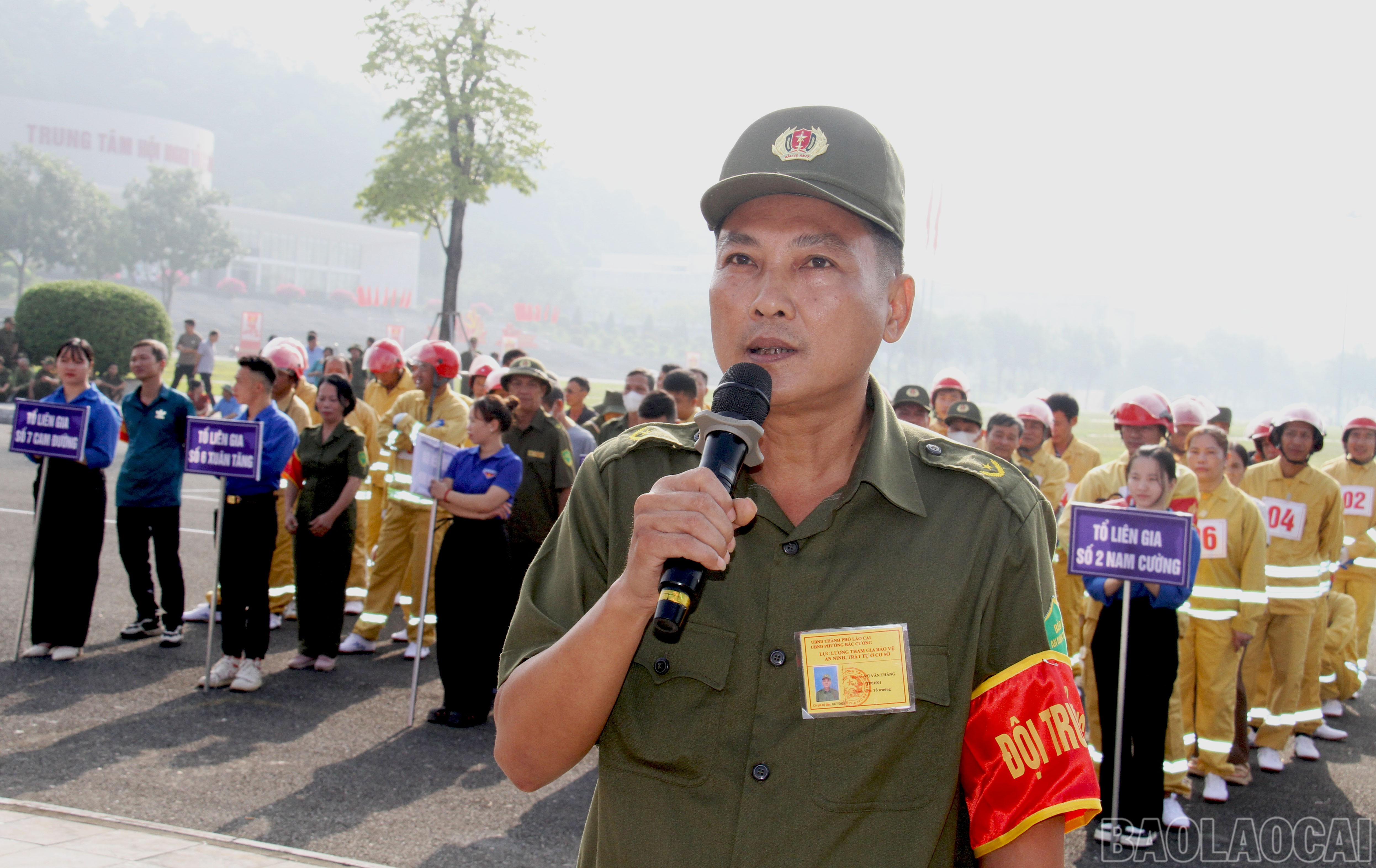 Đại diện đội thi bốc thăm và trả lời câu hỏi trong phần thi lý thuyết. baolaocai-br_thi-sinh-tra-loi-cau-hoi-phan-thi-ly-thuyet.jpg