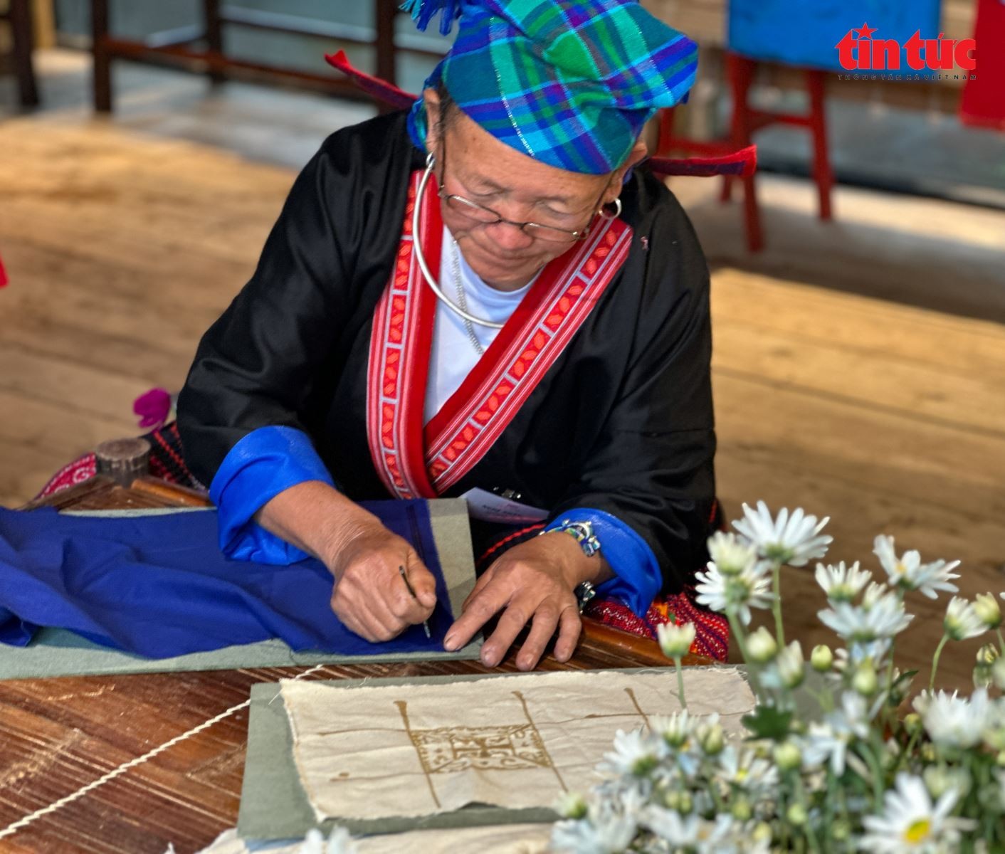 Các nghệ nhân tỉ mỉ vẽ sáp ong trên vải.