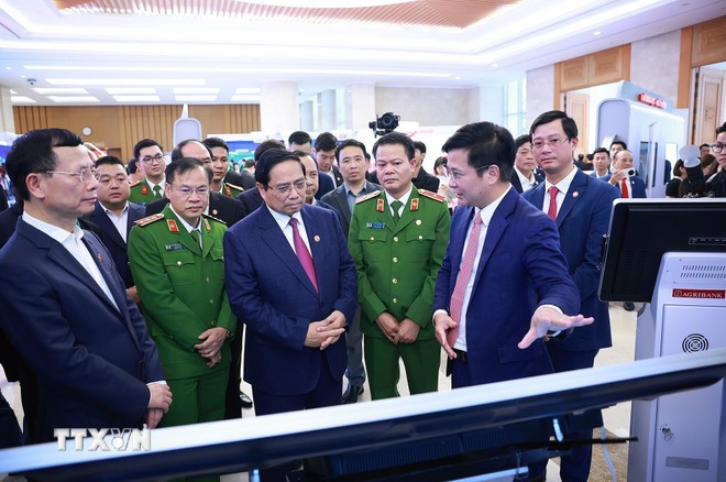 Thủ tướng Phạm Minh Chính tham quan trưng bày về phát triển khoa học, công nghệ, đổi mới sáng tạo và chuyển đổi số.