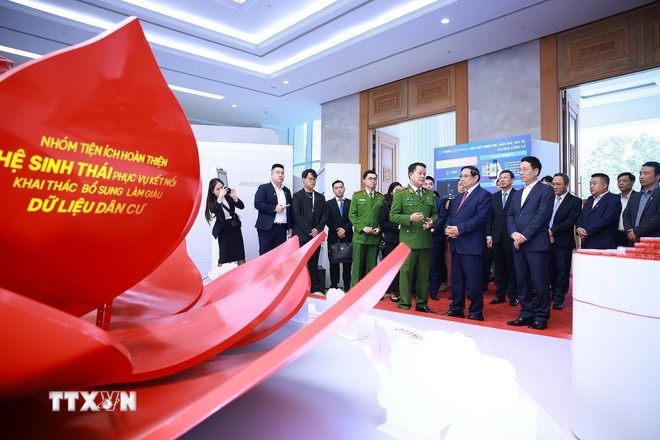 Thủ tướng Phạm Minh Chính tham quan trưng bày về phát triển khoa học, công nghệ, đổi mới sáng tạo và chuyển đổi số.