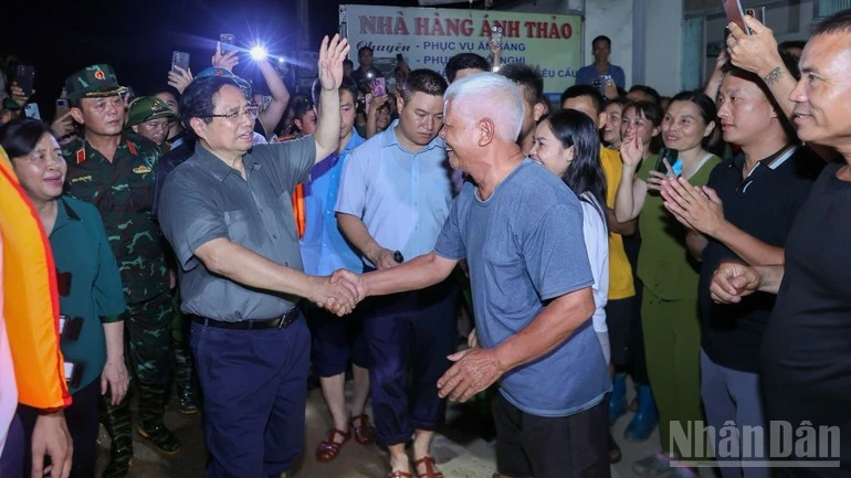 Thủ tướng Phạm Minh Chính thăm hỏi, động viên bà con nhân dân khu vực có nguy cơ ngập lụt.