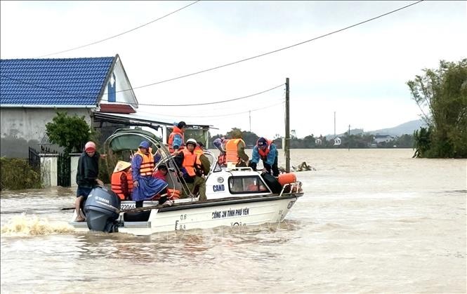 Ca nô di chuyển vào vùng ngập nặng tại xã Hoà Thịnh, tỉnh Đắk Lắk để giải cứu người dân.