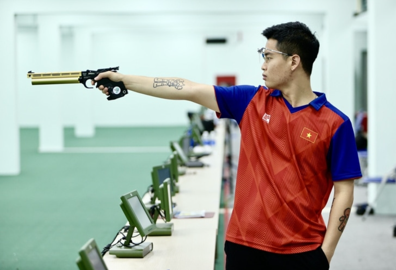 Xạ thủ Phạm Quang Huy là cái tên khác được đặt nhiều kỳ vọng ở SEA Games 33. Sau khi thế hệ Hoàng Xuân Vinh, Nguyễn Quốc Cường lùi lại phía sau, bắn súng Việt Nam bắt đầu với những cái tên mới như Phạm Quang Huy, Trịnh Thu Vinh....Là con nhà nòi (con trai xạ thủ Phạm Cao Sơn), Phạm Quang Huy sở hữu những phẩm chất đặc biệt với bắn súng.