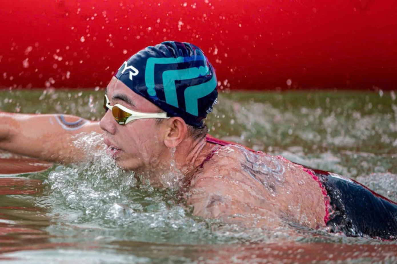 Đầu tháng 10 vừa qua, kình ngư Nguyễn Huy Hoàng đã làm nức lòng giới hâm mộ môn bơi lội khi đoạt HCV nội dung 800m bơi tự do nam tại Giải vô địch thể thao dưới nước châu Á 2025. Tại giải này, Huy Hoàng đồng thời giành HCV cự ly 1.500m tự do. Đây là 2 nội dung sở trường của kình ngư quê Quảng Bình.