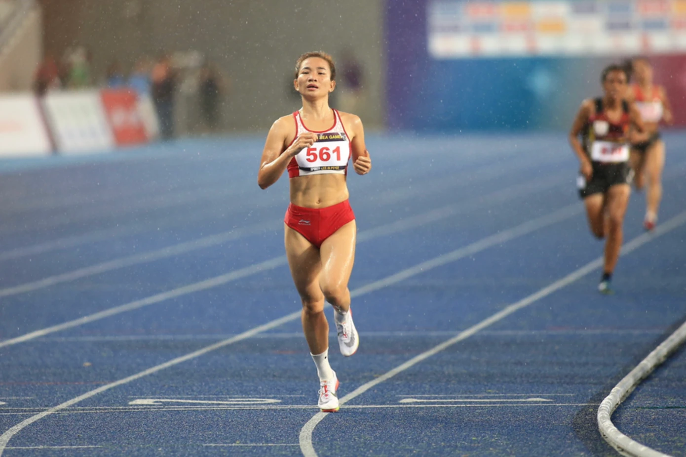 Điền kinh Việt Nam đặt mục tiêu giành 12-14 HCV. Gương mặt sáng giá nhất không ai khác là "kỷ lục gia" Nguyễn Thị Oanh. Cô hiện là đương kim vô địch ở 4 nội dung 1.500m, 3.000m, 10.000m và 3.000m vượt chướng ngại vật. Được biết, BHL đội tuyển điền kinh đã lên kế hoạch để có thể đạt phong độ cao nhất tại SEA Games 33.