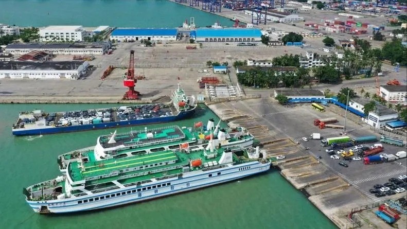 Tàu thuyền neo đậu tránh bão tại cảng ở Hải Khẩu, tỉnh Hải Nam, Trung Quốc, ngày 4/10/2025. bao-tq.jpg