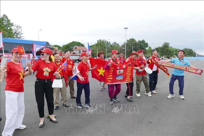 Các cổ động viên hò reo nhảy múa để tiếp lửa cho đội tuyển Việt Nam.