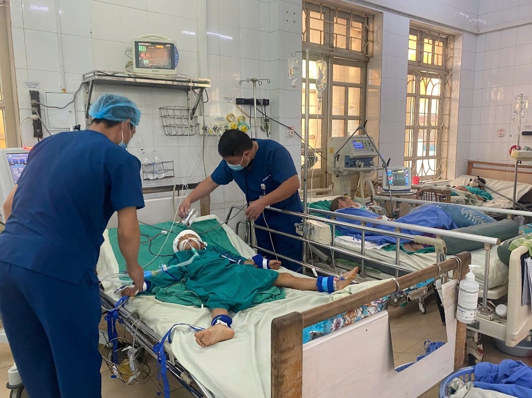 Bác sĩ Bệnh viện đa khoa số 3 tỉnh Lào Cai thăm khám cho bệnh nhân.