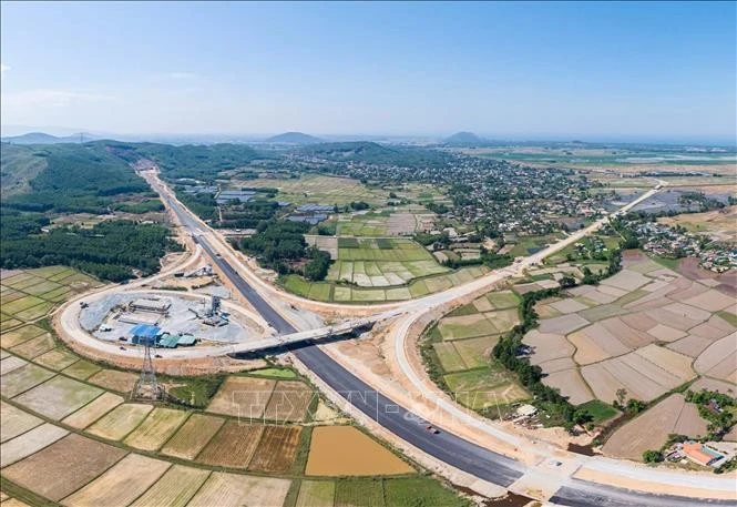 Nút giao trên Cao tốc Quảng Ngãi - Hoài Nhơn đoạn qua thị xã Đức Phổ, Quảng Ngãi.