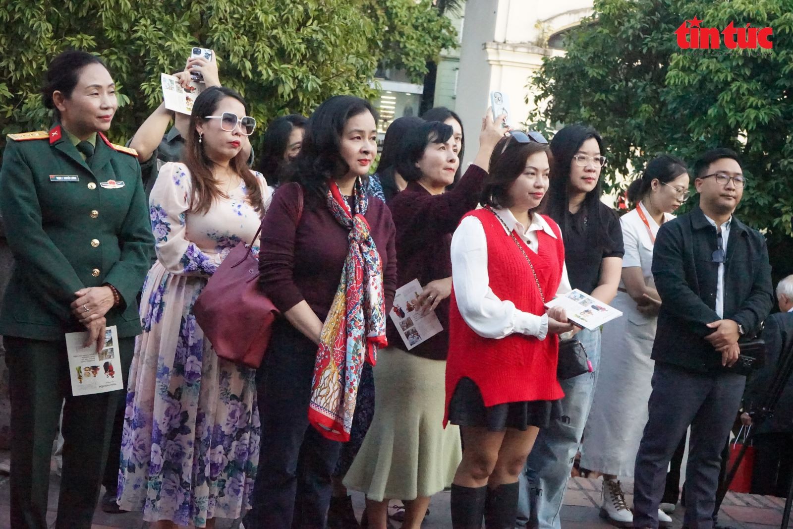 Du khách trải nghiệm tour du lịch "Ký ức Cột cờ Hà Nội".