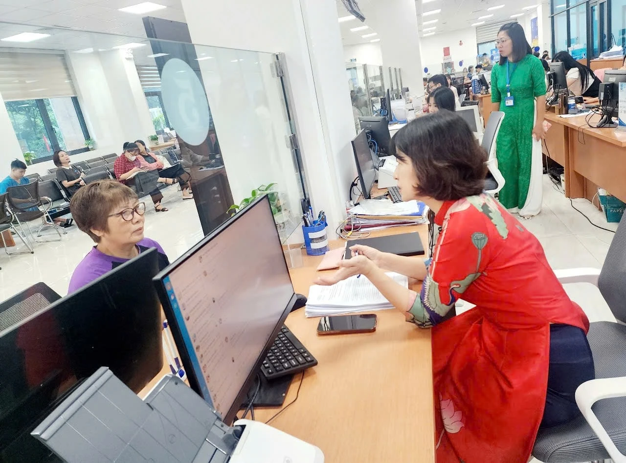 Lãnh đạo phường Cầu Giấy tư vấn cho người dân cách làm thủ tục hành chính trực tuyến an toàn, hiệu quả.