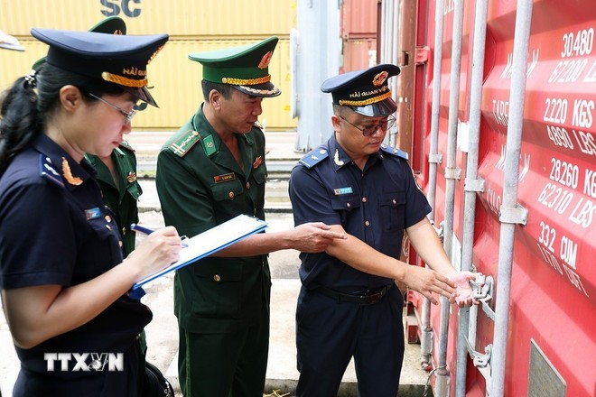 Lực lượng hải quan và bộ đội biên phòng phối hợp giám sát kho bãi container hàng hóa xuất nhập khẩu tại cảng Quy Nhơn, tỉnh Gia Lai.