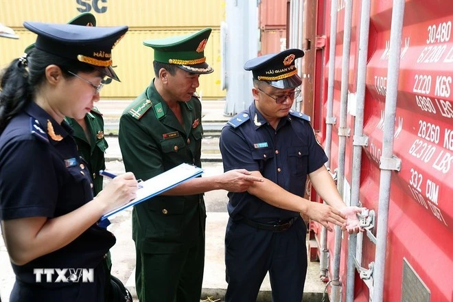 Lực lượng hải quan và bộ đội biên phòng phối hợp giám sát kho bãi container hàng hóa xuất nhập khẩu tại cảng Quy Nhơn, tỉnh Gia Lai.