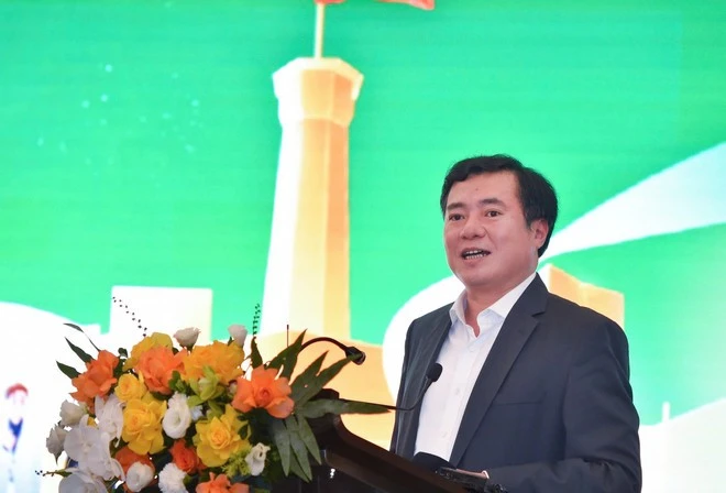 Thứ trưởng Bộ Công Thương Nguyễn Sinh Nhật Tân, Phó Trưởng Ban chỉ đạo Hội chợ Mùa Thu 2025 phát biểu tại buổi họp báo.