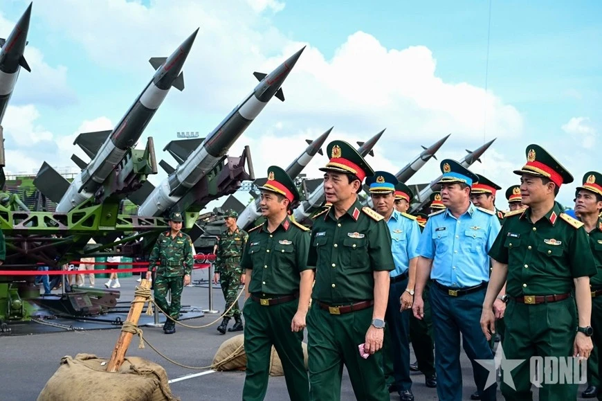Đại tướng Phan Văn Giang kiểm tra khu trưng bày của Bộ Quốc phòng tại Triển lãm thành tựu đất nước “80 năm hành trình Độc lập - Tự do - Hạnh phúc”.