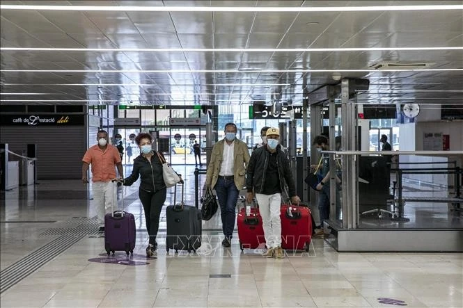 Hành khách tại một nhà ga ở Barcelona, Tây Ban Nha.