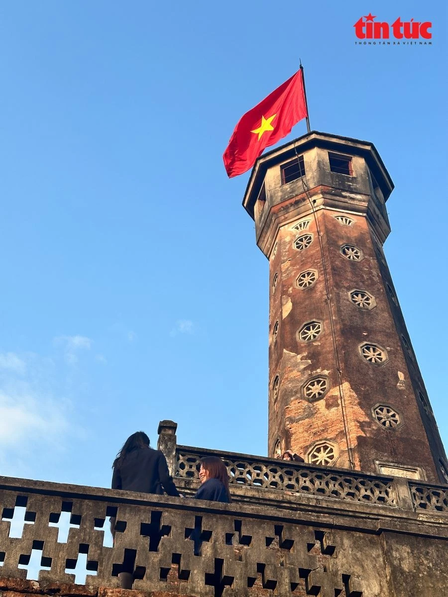 Cột cờ Hà Nội, một công trình kiến trúc quân sự cổ, đồng thời là chứng nhân lịch sử đặc biệt của Thủ đô Anh hùng, Thành phố Vì hòa bình.