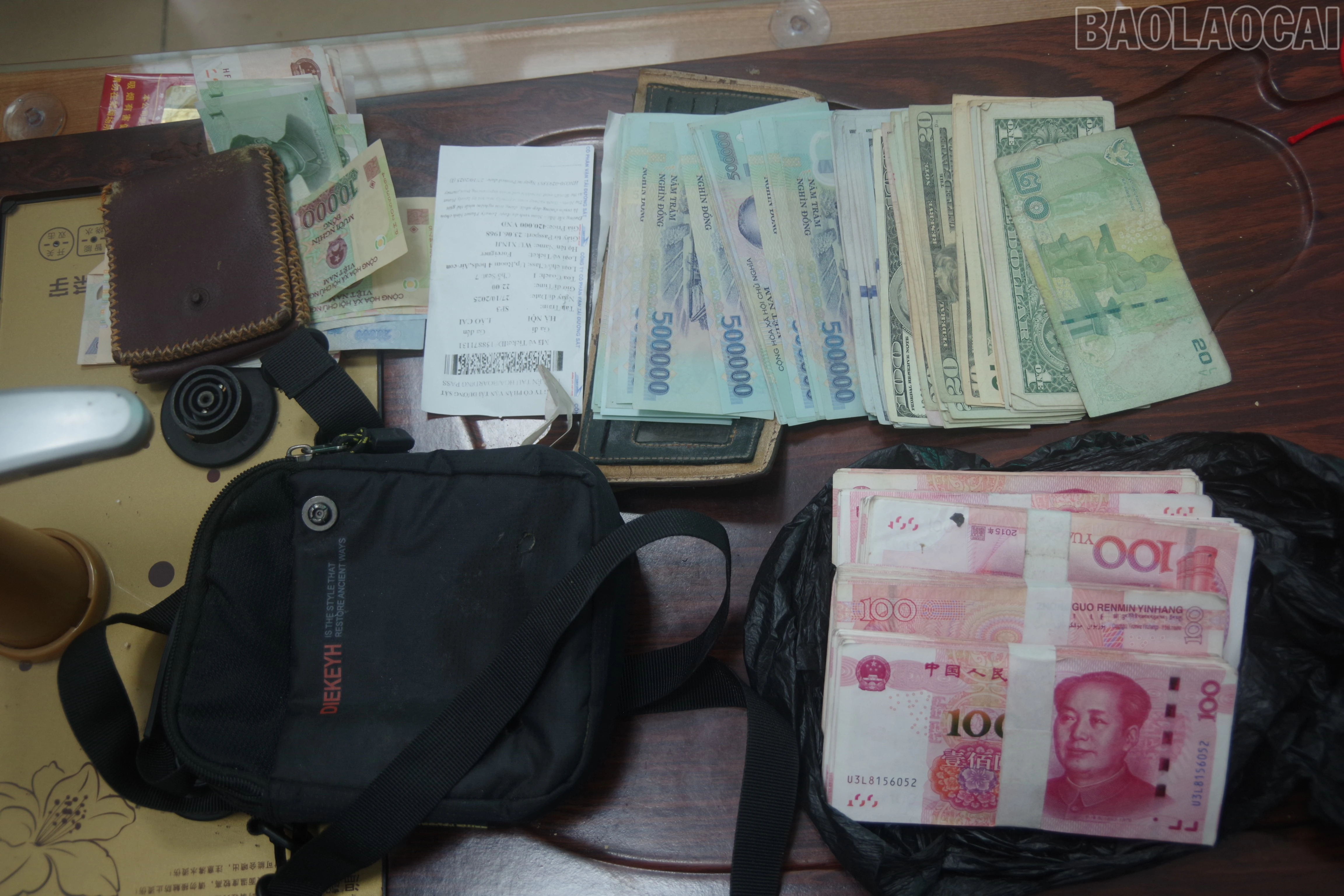 baolaocai-tr_tien-viet-nam-tien-trung-quoc-tien-do-la-my-luc-luong-bdbp-thu-giu-tai-cua-khau-cua-ngo-tan-kich.jpg