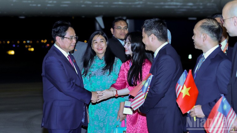 Cán bộ, nhân viên Đại sứ quán và đại diện cộng đồng người Việt Nam tại Malaysia nhiệt liệt chào đón Thủ tướng cùng Đoàn đại biểu Việt Nam. Cán bộ, nhân viên Đại sứ quán và đại diện cộng đồng người Việt Nam tại Malaysia nhiệt liệt chào đón Thủ tướng cùng Đoàn đại biểu Việt Nam.