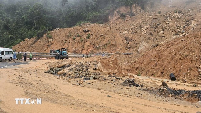 Sạt lở trên đèo Khánh Lê (tỉnh Khánh Hòa).