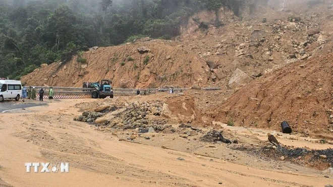 Sạt lở trên đèo Khánh Lê (tỉnh Khánh Hòa).