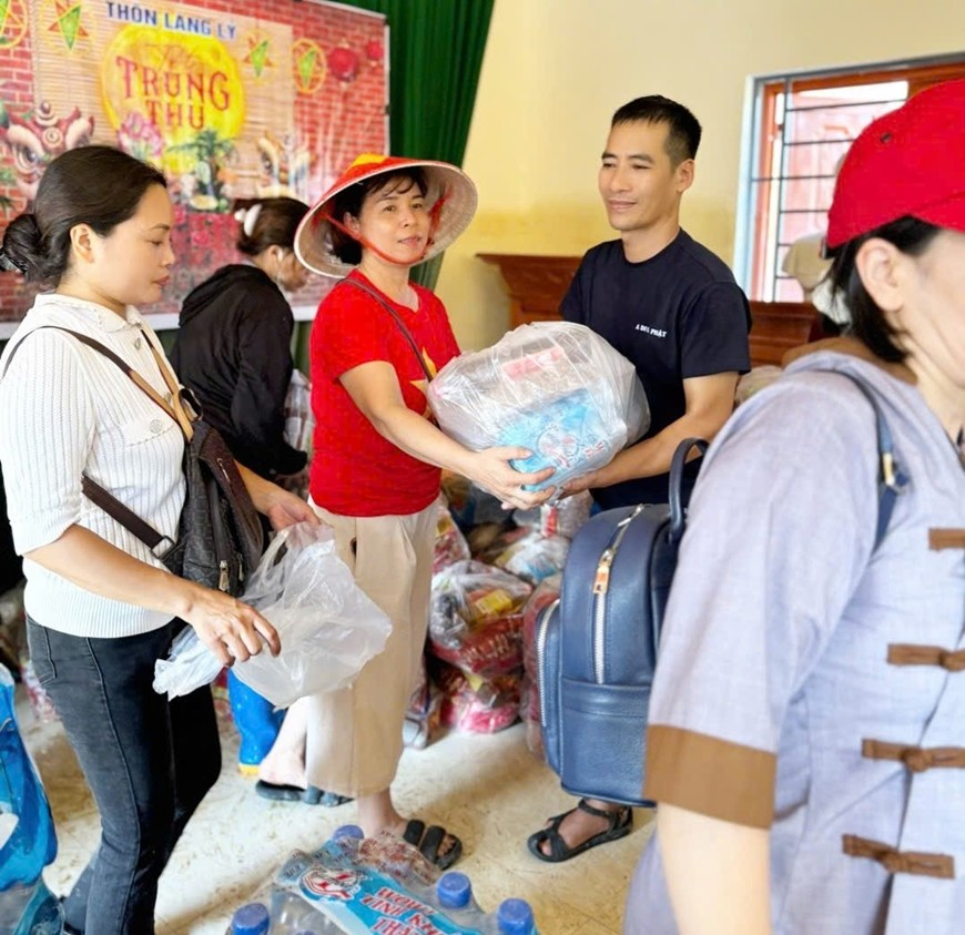 Nhóm thiện nguyện VNV trao các phần đồ cứu trợ cho bà con vùng bị ảnh hưởng bởi bão lũ tại Lạng Sơn. Nhóm thiện nguyện VNV trao các phần đồ cứu trợ cho bà con vùng bị ảnh hưởng bởi bão lũ tại Lạng Sơn.