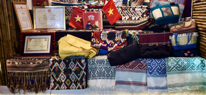 Sản phẩm với chứng nhận OCOP tại hội chợ.