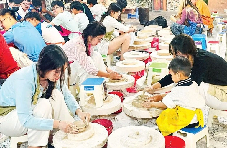 Du khách tự làm gốm tại Bảo tàng gốm Bát Tràng, Hà Nội.