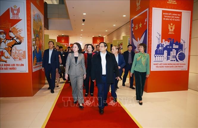 Thủ tướng Phạm Minh Chính kiểm tra khu trưng bày ảnh về phong trào thi đua yêu nước qua các thời kỳ do Thông tấn xã Việt Nam thực hiện.