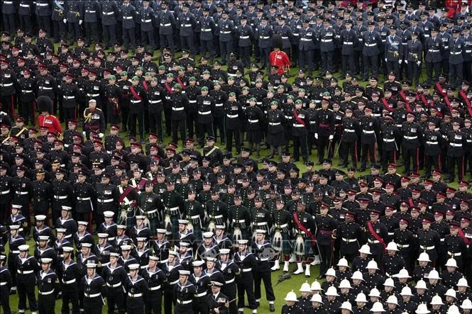Các binh sĩ, quân nhân Anh thực hiện nghi thức chào mừng Vua Charles III và Hoàng hậu Camilla tại Cung điện Buckingham ở London, ngày 6/5/2023.
