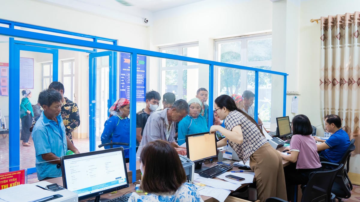 Từ ngày 1/11, người dân không cần xuất trình giấy tờ đã tích hợp trên VNeID khi chứng thực.