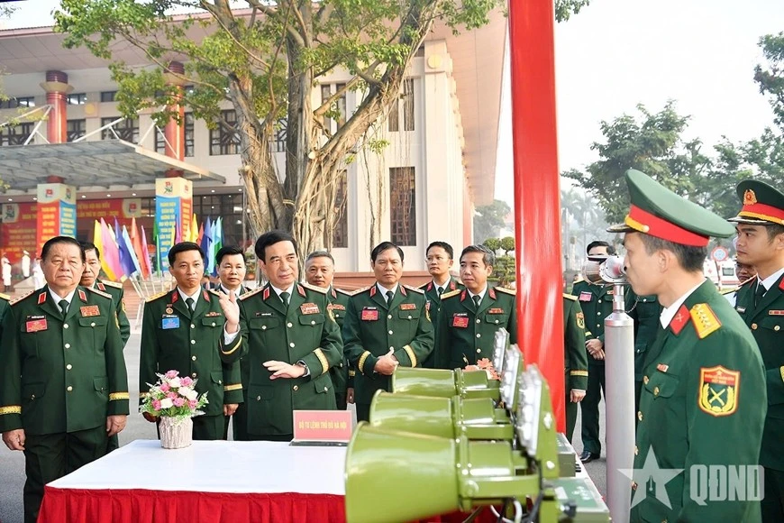 Đại tướng Phan Văn Giang, Ủy viên Bộ Chính trị, Phó bí thư Quân ủy Trung ương, Bộ trưởng Bộ Quốc phòng và các đồng chí lãnh đạo Bộ Quốc phòng tham quan sáng kiến, cải tiến kỹ thuật của tuổi trẻ Quân đội.