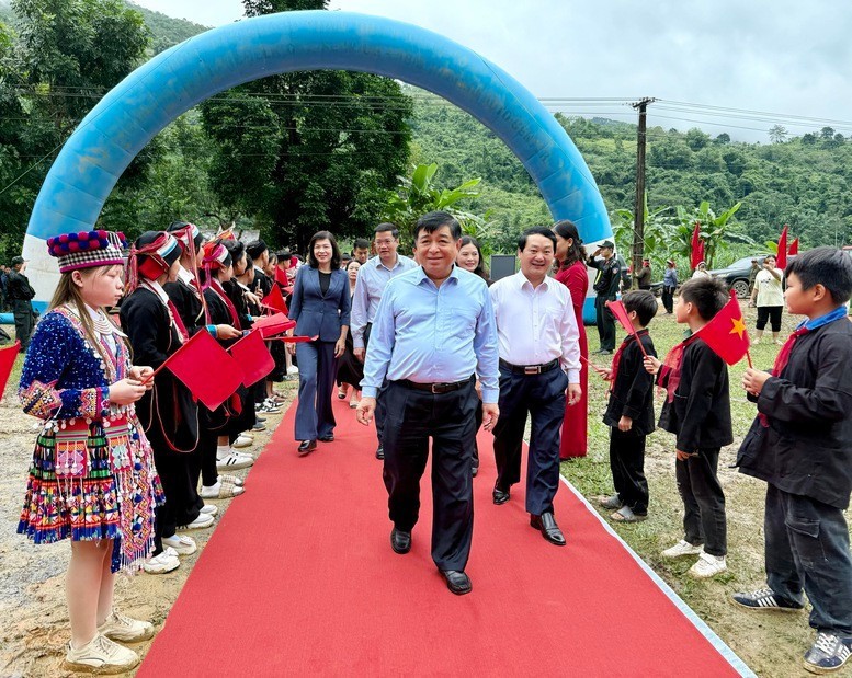 Phó Thủ tướng Chính phủ Nguyễn Chí Dũng, Bí thư Tỉnh uỷ Tuyên Quang Hầu A Lềnh dự Lễ Khởi công xây dựng dựng trường Phổ thông nội trú liên cấp Tiểu học và Trung học cơ sở Minh Tân tại thôn Tân Sơn, xã Minh Tân, tỉnh Tuyên Quang.