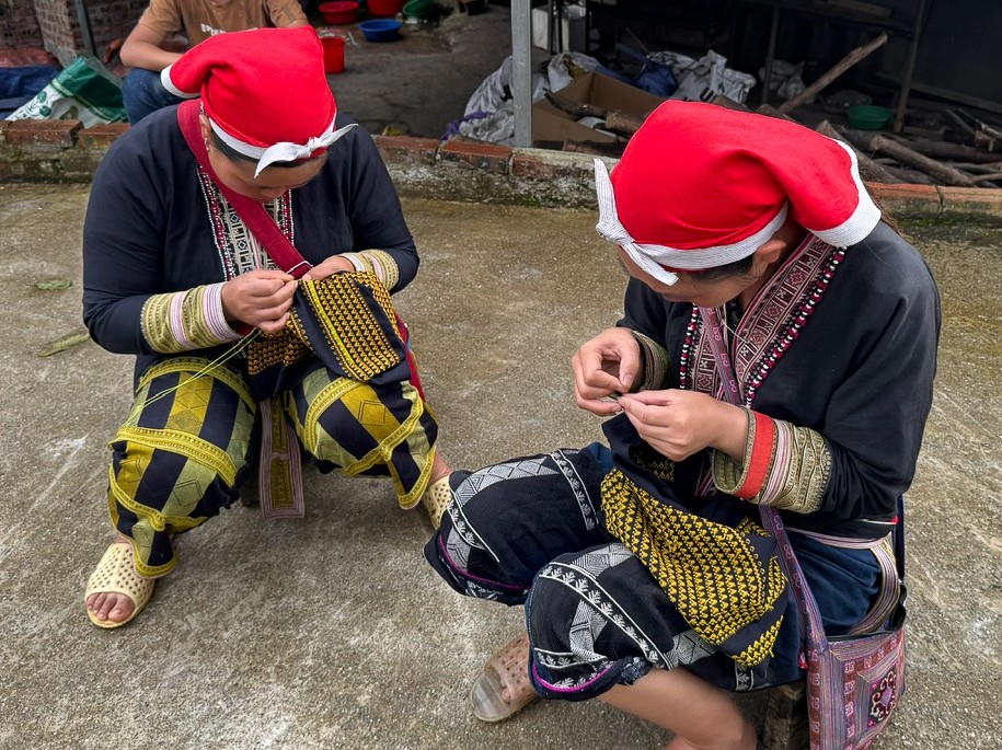 Đồng bào dân tộc Dao tỉ mỉ thêu các hoạ tiết trên trang phục, phụ kiện.