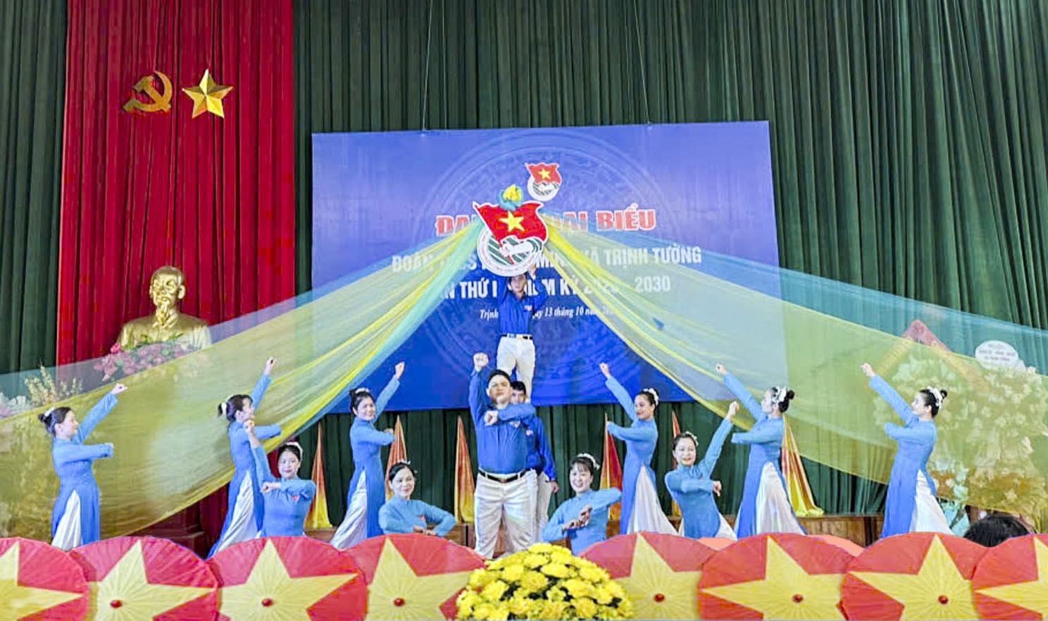 Văn nghệ chào mừng đại hội. van-nghe-chao-mung.jpg