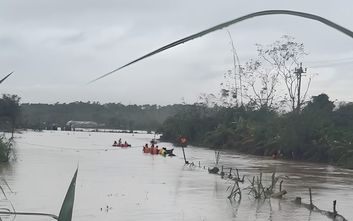 Mưa lũ lịch sử ở miền Trung khiến 35 người chết, mất tích. Mưa lũ lịch sử ở miền Trung khiến 35 người chết, mất tích.