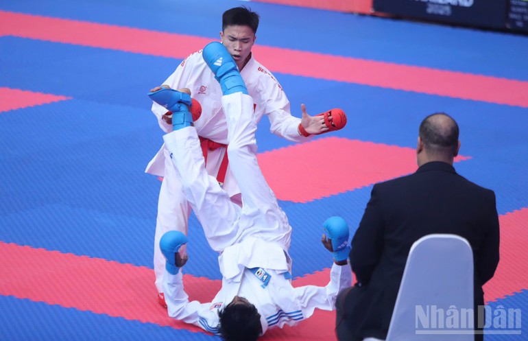 Chu Văn Đức chấp nhận Huy chương Bạc khi thua ở trận chung kết.