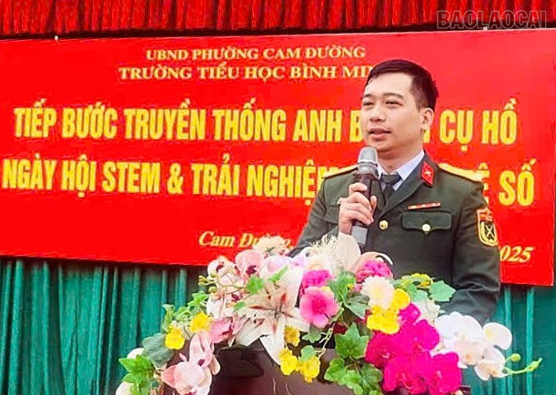 baolaocai-tr_2-can-bo-ban-chi-huy-ptkv-1-cam-duong-noi-chuyen-truyen-thong-tai-truong-th-binh-minh.jpg