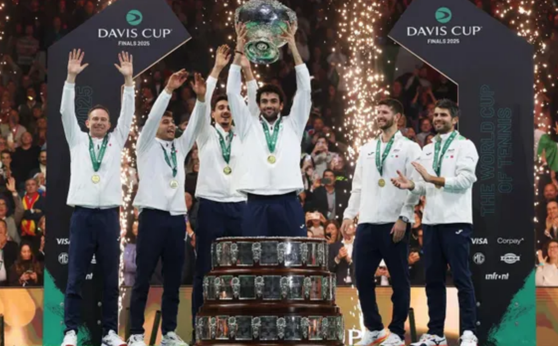 Đội tuyển quần vợt nam Italy vô địch Davis Cup mùa thứ 3 liên tiếp.