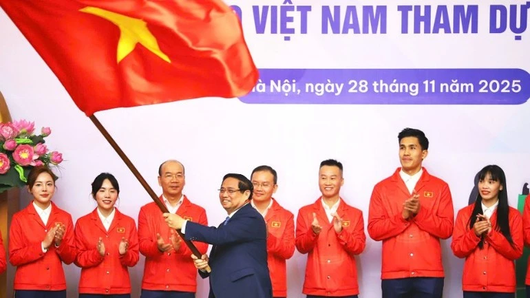 Thủ tướng Phạm Minh Chính trao cờ cho Đoàn thể thao Việt Nam tham dự SEA Games 33.