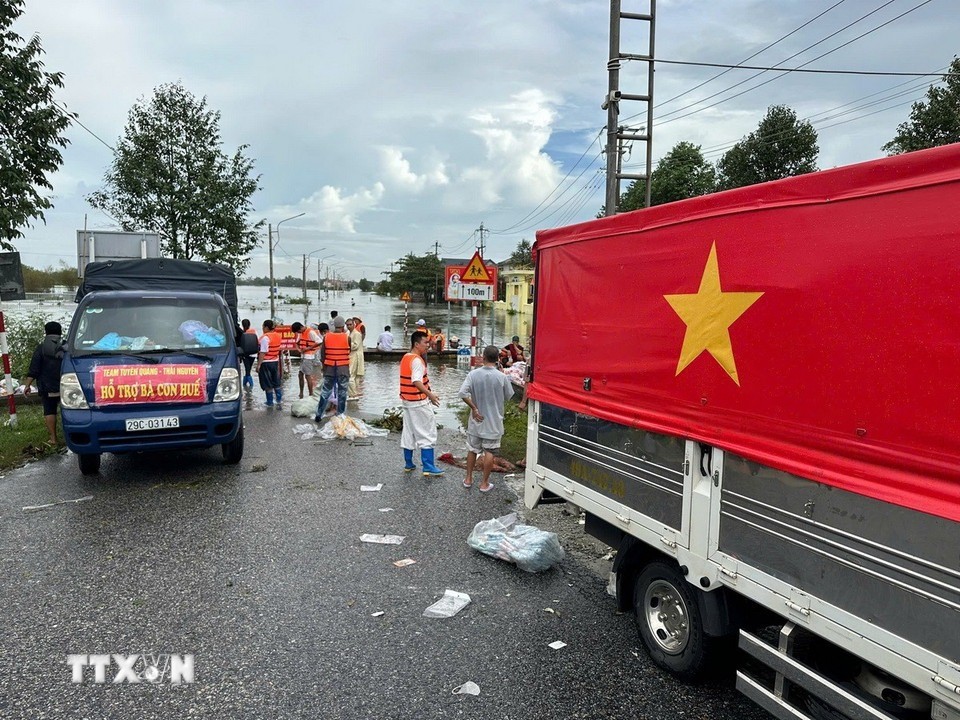 Các đoàn tình nguyện vận chuyển hàng hóa lên ghe để đưa vào những vùng ngập sâu ở Thành phố Huế. ttxvn-3010-ho-tro-nguoi-dan-vung.jpg