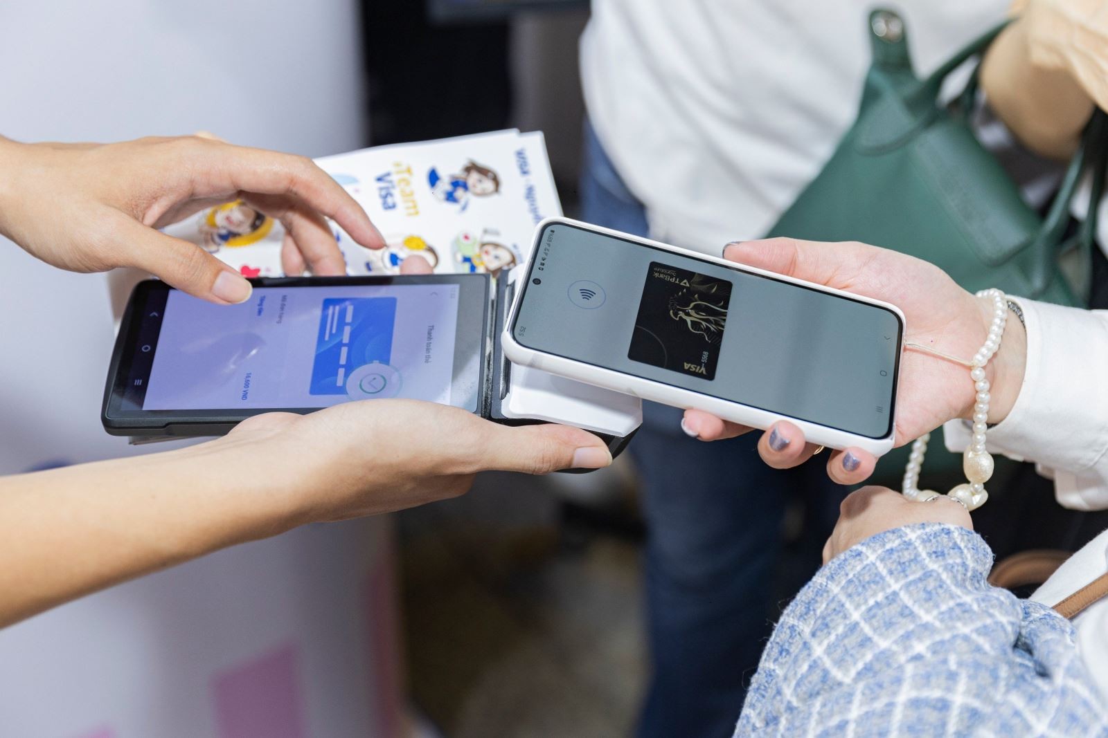 Cùng với QR, thanh toán chạm (NFC) phát triển nhanh. Cùng với QR, thanh toán chạm (NFC) phát triển nhanh.